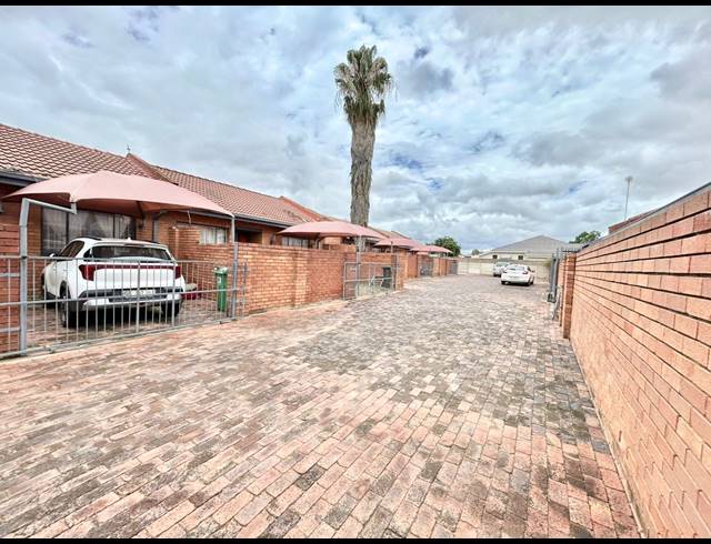 2 BEDROOM TOWNHOUSE FOR SALE IN ANNADALE